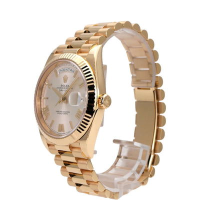 Rolex Day-Date 40 Gelbgold 228238 Silber Römisch mit silberfarbenem Zifferblatt und goldenen römischen Ziffern