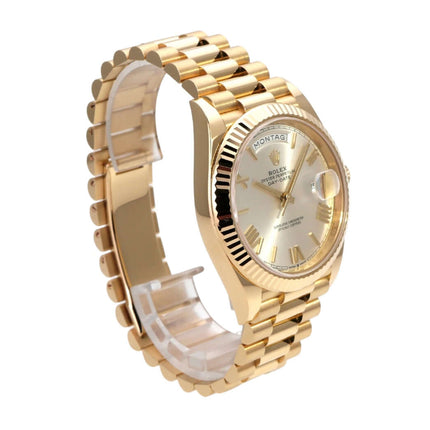 Rolex Day-Date 40 Gelbgold 228238 Silber Römisch mit poliertem Gehäuse und römischen Ziffern auf dem Zifferblatt.