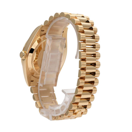 Rolex Day-Date 40 Gelbgold 228238 Silber Römisch Seiteansicht mit poliertem Armband in 18 kt Gelbgold