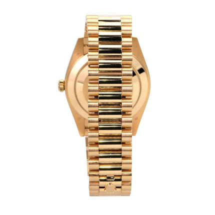 Rolex Day-Date 40 Gelbgold 228238 Silber Römisch aus der Seite mit Präsident Armband aus 18 kt Gelbgold.