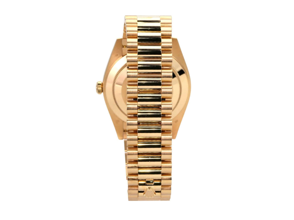 Rolex Day-Date 40 Gelbgold 228238 Silber Römisch aus der Seite mit Präsident Armband aus 18 kt Gelbgold.