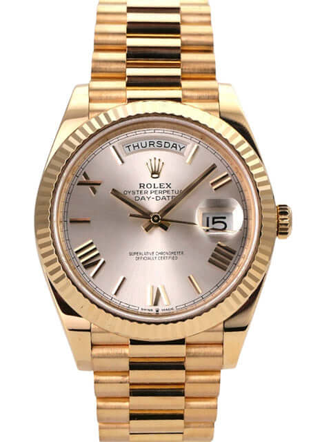 Rolex Day-Date 40 Gelbgold 228238 Silber Römisch mit silberfarbenem Zifferblatt und goldenen römischen Ziffern.