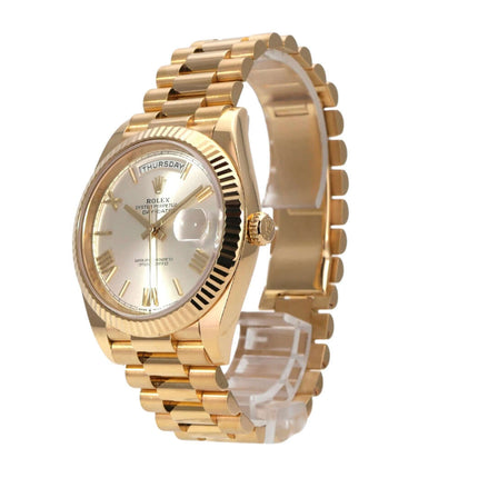 Rolex Day-Date 40 Gelbgold 228238 Silber Römisch mit poliertem 18 kt Gelbgold Armband und silberfarbenem Zifferblatt.