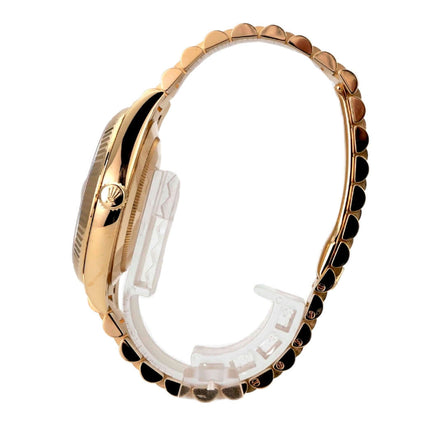 Rolex Day-Date 40 Gelbgold 228238 Silber Römisch seitliche Ansicht mit poliertem 18 kt Gelbgold-Armband.