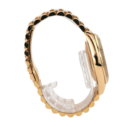 Rolex Day-Date 40 Gelbgold 228238 Silber Römisch seitliche Ansicht der Gelbgold-Uhr mit glänzendem Armband.