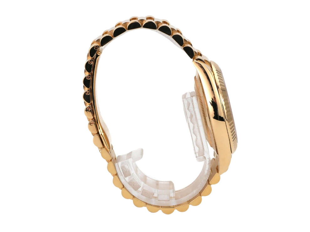 Rolex Day-Date 40 Gelbgold 228238 Silber Römisch seitliche Ansicht der Gelbgold-Uhr mit glänzendem Armband.