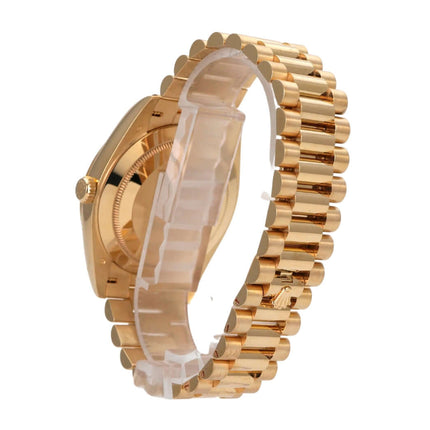 Rolex Day-Date 40 Gelbgold 228238 Silber Römisch seitliche Ansicht mit Präsident Armband aus 18 kt Gelbgold.
