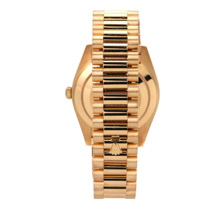 Rolex Day-Date 40 Gelbgold 228238 Silber Römisch seitliche Ansicht mit poliertem Gelbgold-Armband.