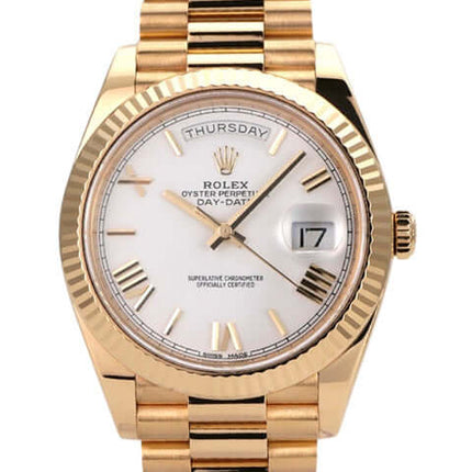 Rolex Day-Date 40 Gelbgold Ref. 228238 mit weißem Zifferblatt und römischen Ziffern, 18 kt Gelbgold Armband und Lünette.