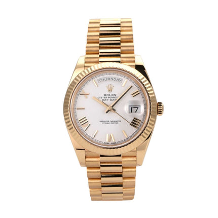 Rolex Day-Date 40 in Gelbgold Ref. 228238 mit weißem Zifferblatt und römischen Ziffern, 40 mm Durchmesser.