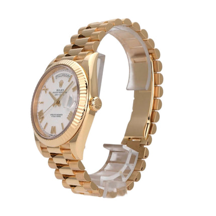 Rolex Day-Date 40 Gelbgold 228238 mit weißem Zifferblatt und römischen Ziffern, Präsident Armband.