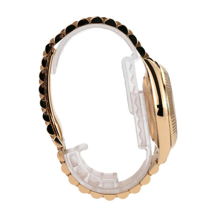 Seitenansicht der Rolex Day-Date 40 Gelbgold 228238 mit Präsident Armband und geriffelter Lünette.