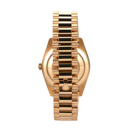 Rolex Day-Date 40 in Gelbgold, seitliche Ansicht mit poliertem und satiniertem Armband.