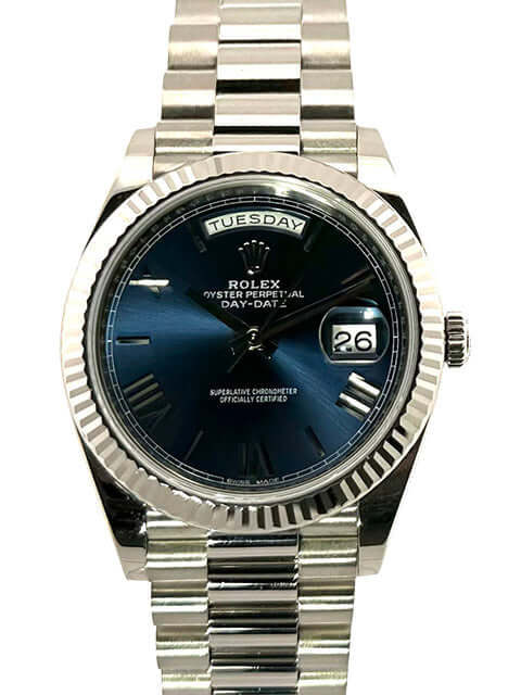 Rolex Day-Date 40 Weißgold 228239 Blau, 18 kt Weißgold, 40 mm Gehäuse, blaues Zifferblatt mit römischen Ziffern, Präsident Armband.