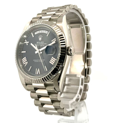 Rolex Day-Date 40 Weißgold 228239 mit blauem Zifferblatt und Präsident Armband aus poliertem Weißgold, römische Ziffern, 2016 Modell.