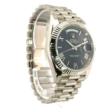 Rolex Day-Date 40 Weißgold 228239, blaues Zifferblatt, 18 kt Weißgold Gehäuse und Armband, Römische Ziffern, seitliche Ansicht.