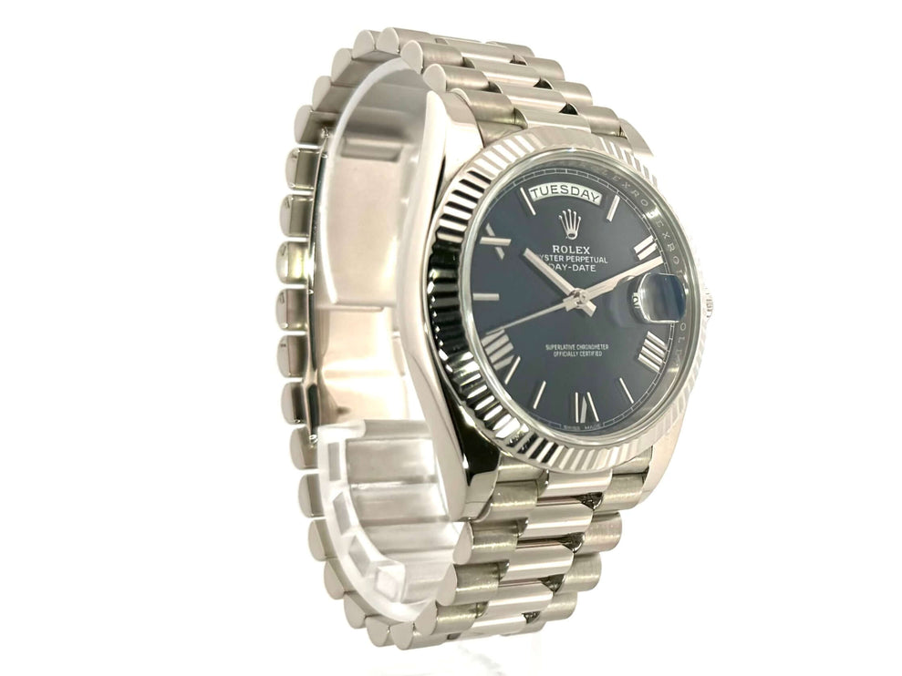 Rolex Day-Date 40 Weißgold 228239, blaues Zifferblatt, 18 kt Weißgold Gehäuse und Armband, Römische Ziffern, seitliche Ansicht.