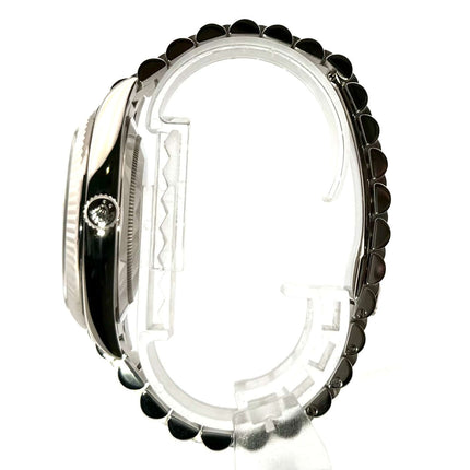 Seitenansicht der Rolex Day-Date 40 Weißgold 228239 mit poliertem Gehäuse und Präsident Armband aus 18 kt Weißgold.