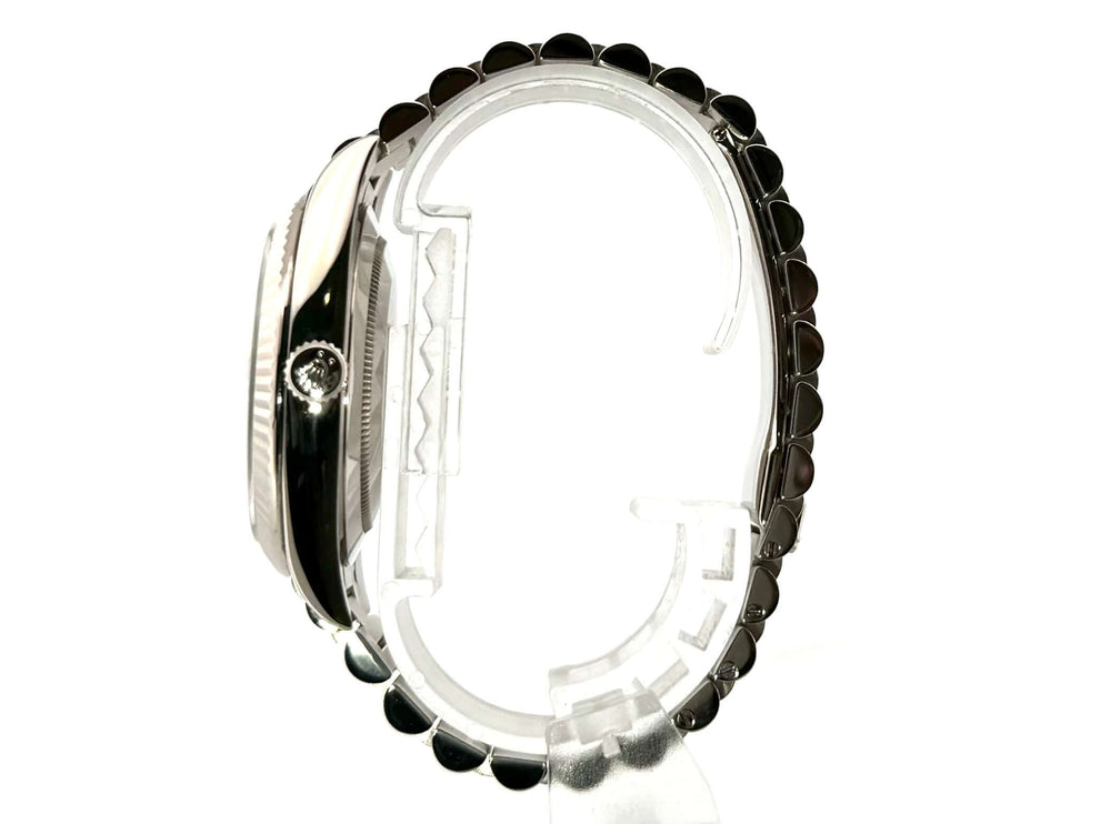 Seitenansicht der Rolex Day-Date 40 Weißgold 228239 mit poliertem Gehäuse und Präsident Armband aus 18 kt Weißgold.