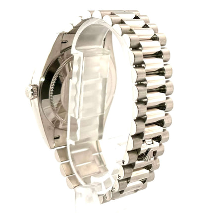 Rückansicht des Rolex Day-Date 40 Weißgold 228239, Präsident Armband aus 18 kt Weißgold mit Faltschließe, poliert und satiniert.