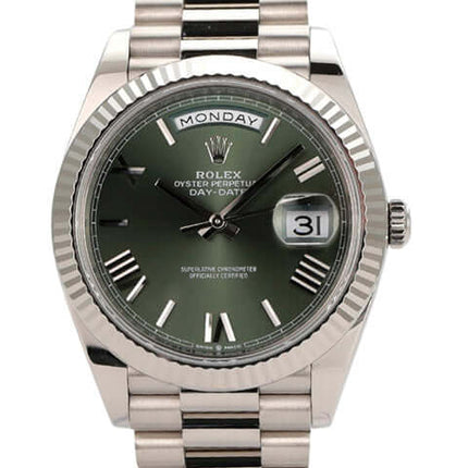 Rolex Day-Date 40 in Weißgold mit olivgrünem Zifferblatt und römischen Ziffern, Automatikwerk, 2022.