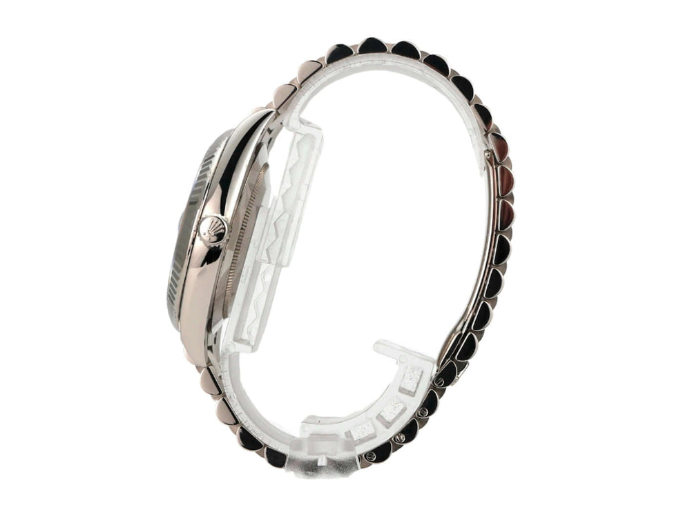 Rolex Day-Date 40 Weißgold 228239 Olivgrün seitliche Ansicht der Uhr mit Präsident Armband.