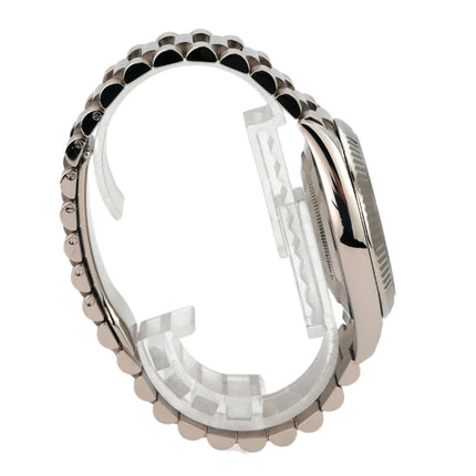 Rolex Day-Date 40 Weißgold 228239 Olivgrün seitliche Ansicht des Gehäuses und Armbands aus 18 kt Weißgold.