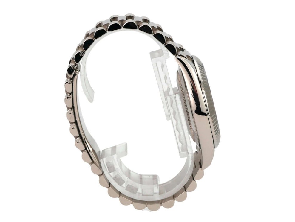 Rolex Day-Date 40 Weißgold 228239 Olivgrün seitliche Ansicht des Gehäuses und Armbands aus 18 kt Weißgold.