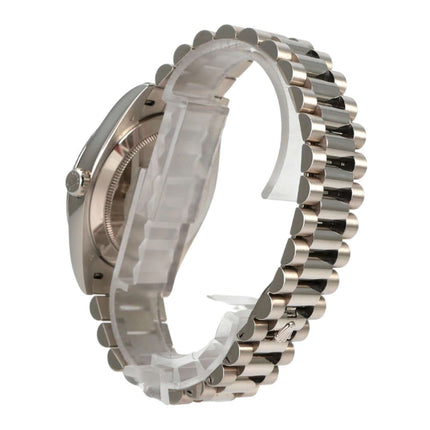 Rolex Day-Date 40 Weißgold 228239 Olivgrün Uhr mit poliertem und satiniertem Präsident Armband.