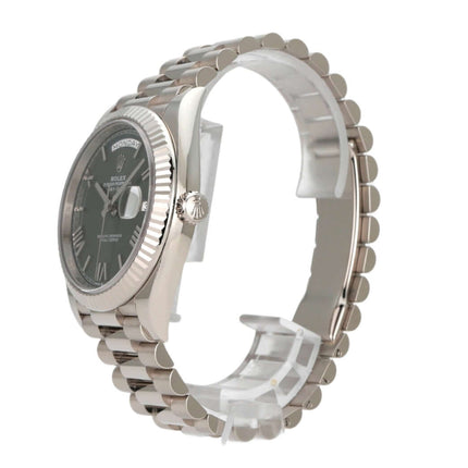 Rolex Day-Date 40 in Weißgold mit olivgrünem Zifferblatt und Präsident Armband, Seitenansicht der Uhr.