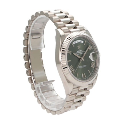 Rolex Day-Date 40 in Weißgold mit olivgrünem Zifferblatt und römischen Ziffern, 2022 Modell.