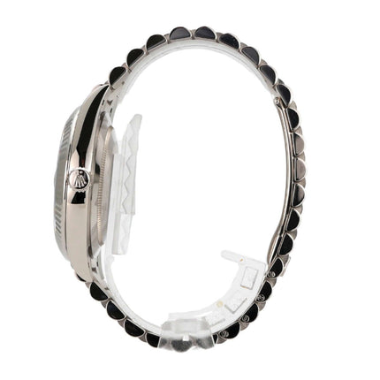 Seitenansicht der Rolex Day-Date 40 in Weißgold mit poliertem Präsident Armband und charakteristischer Lünette.