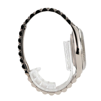 Rolex Day-Date 40 in Weißgold, seitliche Ansicht des Armbands mit geriffelter Lünette und Faltschließe.