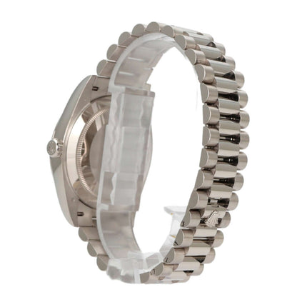 Rolex Day-Date 40 Weißgold 228239 seitliche Ansicht mit poliertem Armband, hochwertiger Luxuszeitmesser.