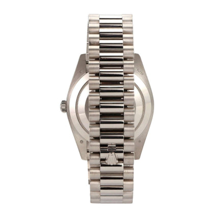 Seitenansicht der Rolex Day-Date 40 Uhr, 18 kt Weißgold, mit Präsident Armband und polierten sowie satinierten Oberflächen.