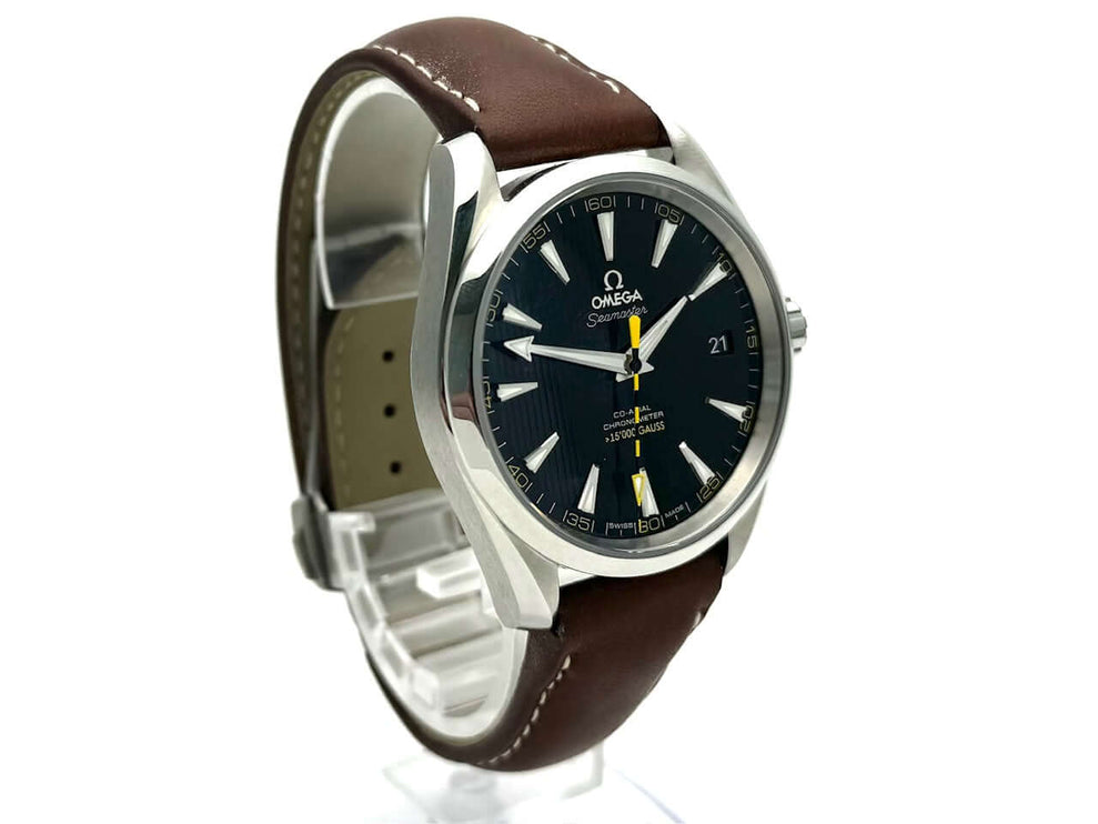 Omega Seamaster Aqua Terra 15.000 Gauss Uhr mit braunem Lederband und schwarzem Zifferblatt, Automatikwerk, Edelstahlgehäuse.