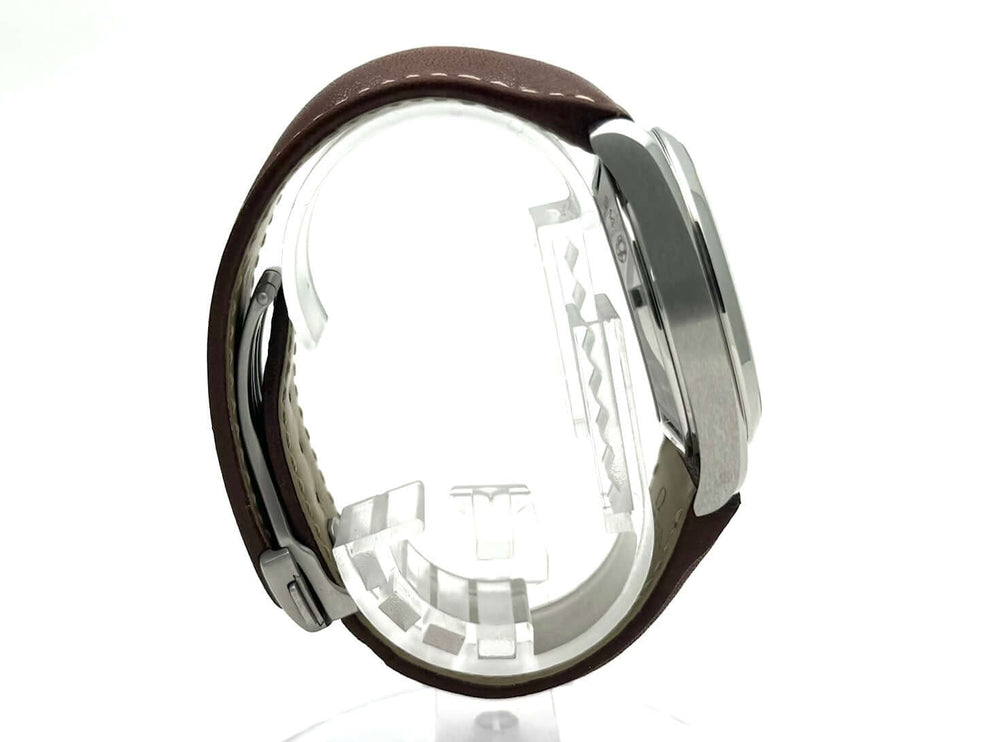 Seitenansicht der Omega Seamaster Aqua Terra 15.000 Gauss 231.12.42.21.01.001 mit braunem Lederarmband und Edelstahlgehäuse.