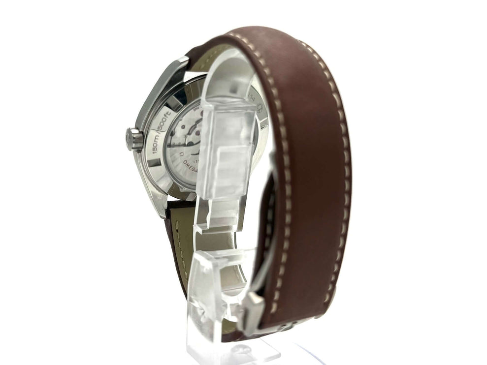 Rückansicht der Omega Seamaster Aqua Terra 15.000 Gauss mit braunem Lederarmband und sichtlich poliertem Edelstahlgehäuse.