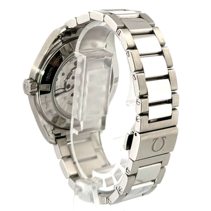 Rückseite der Omega Seamaster Aqua Terra Golf Master Co-Axial Ref. 231.10.42.21.02.004 mit poliertem Edelstahlarmband.
