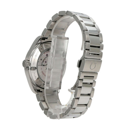 Seitenansicht der Omega Seamaster Aqua Terra 231.12.42.21.01.003 mit Edelstahlband und glattem Gehäuse