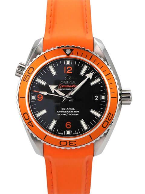 Omega Seamaster Planet Ocean 600m 232.32.42.21.01.001 mit orangefarbenem Kautschukarmband und schwarzem Zifferblatt.