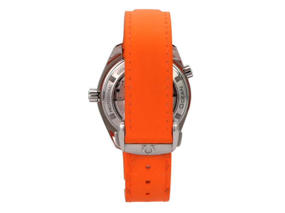 Rückansicht der Omega Seamaster Planet Ocean 600m 232.32.42.21.01.001 mit orangefarbenem Kautschukarmband.