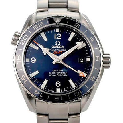 Omega Seamaster Planet Ocean GMT 232.90.44.22.03.001 mit blauem Zifferblatt und Titan Armband.