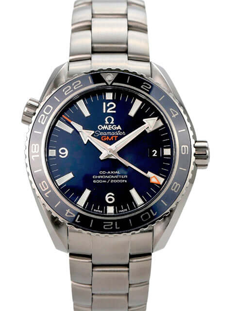 Omega Seamaster Planet Ocean GMT 232.90.44.22.03.001 mit blauem Zifferblatt und Titan Armband.
