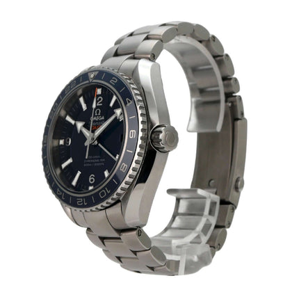 Omega Seamaster Planet Ocean GMT 232.90.44.22.03.001 mit blauem Zifferblatt und Titan-Armband.