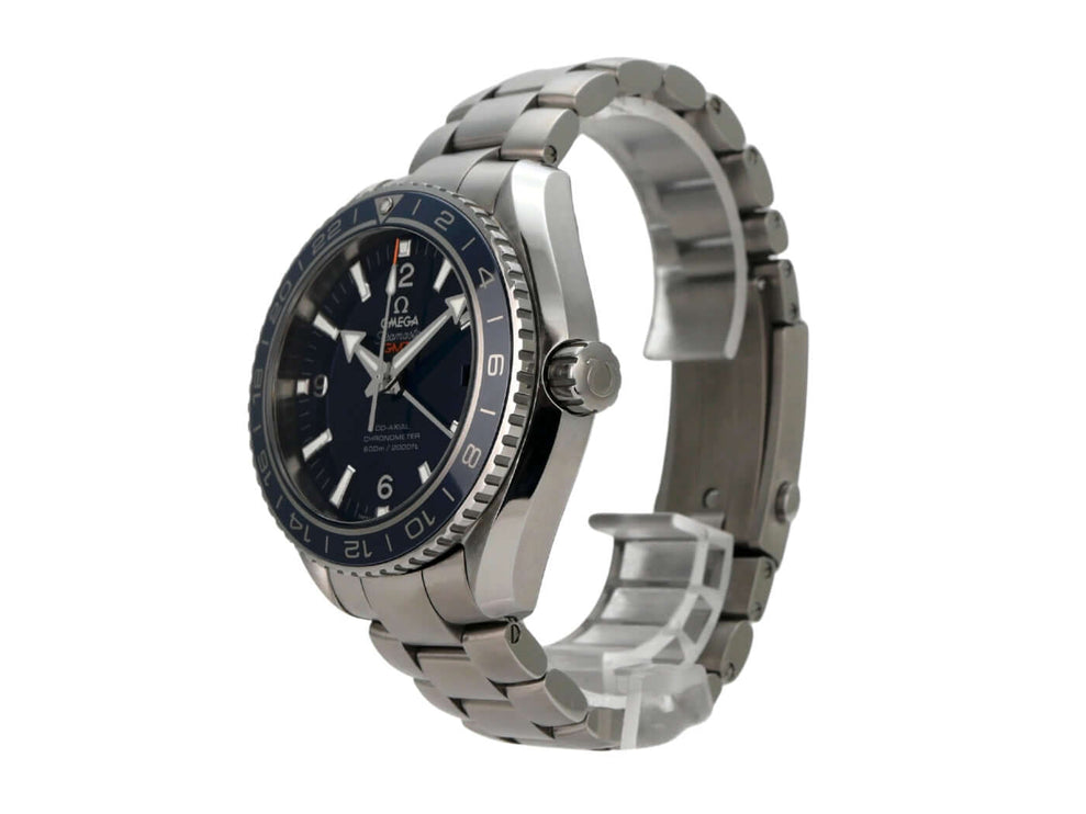 Omega Seamaster Planet Ocean GMT 232.90.44.22.03.001 mit blauem Zifferblatt und Titan-Armband.