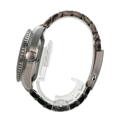 Omega Seamaster Planet Ocean GMT 232.90.44.22.03.001 seitliche Ansicht des Titan-Armbands und Gehäuses.