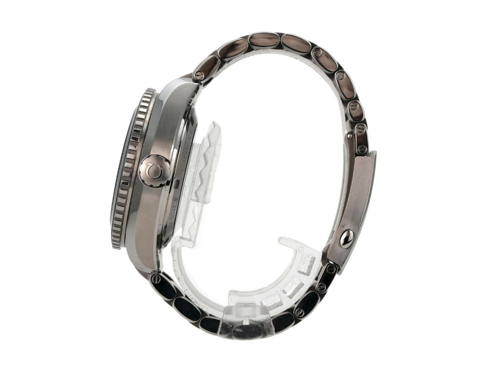 Omega Seamaster Planet Ocean GMT 232.90.44.22.03.001 seitliche Ansicht des Titan-Armbands und Gehäuses.