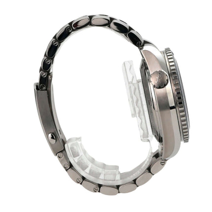 Omega Seamaster Planet Ocean GMT 232.90.44.22.03.001 seitliche Ansicht mit Titanarmband und Heliumventil