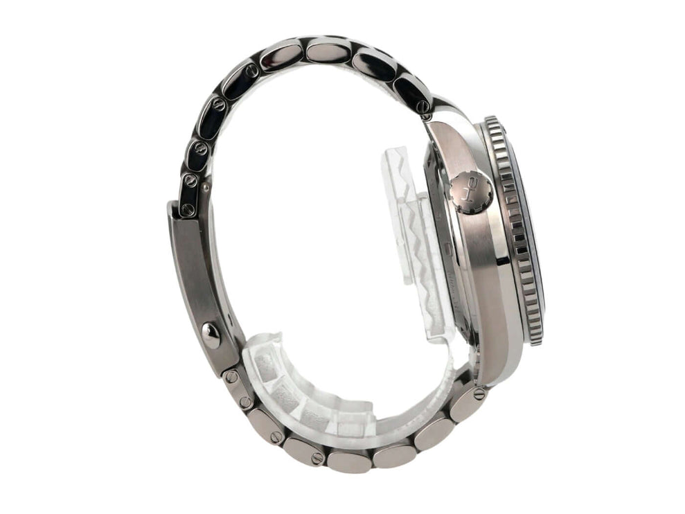 Omega Seamaster Planet Ocean GMT 232.90.44.22.03.001 seitliche Ansicht mit Titanarmband und Heliumventil